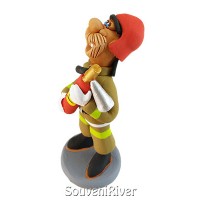Статуетка "Пожежний з вогнегасником"